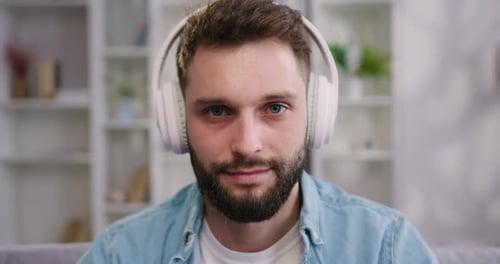 Retrato de hombre gerente con auriculares mirando a la cámara. Aplicación de videollamadas Solve
Business