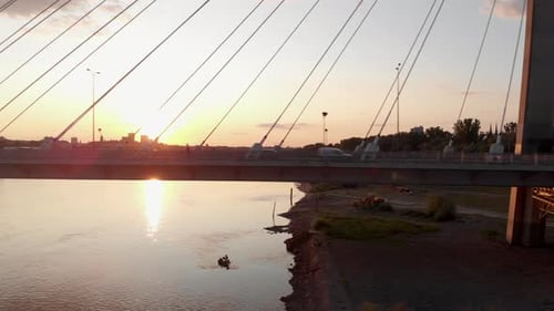 Coucher de soleil sur le pont surplombant la ville