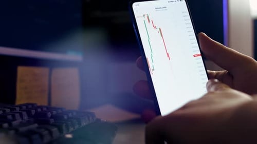 Gráfico de preços de criptomoedas Bitcoin na tela do celular Preço futuro da criptomoeda