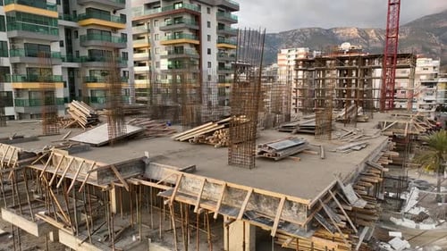 Sitio de construcción desde un ojo de Zumbido en la ciudad para que toda la composición parezca estrecha con
