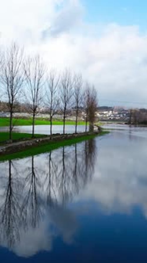 Vidéo verticale montrant les inondations et les dégâts d'eau dans les champs