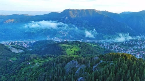 Vegetationsbedeckte Gebirgskette der Rhodopen vor dem Hintergrund von Valley Covered