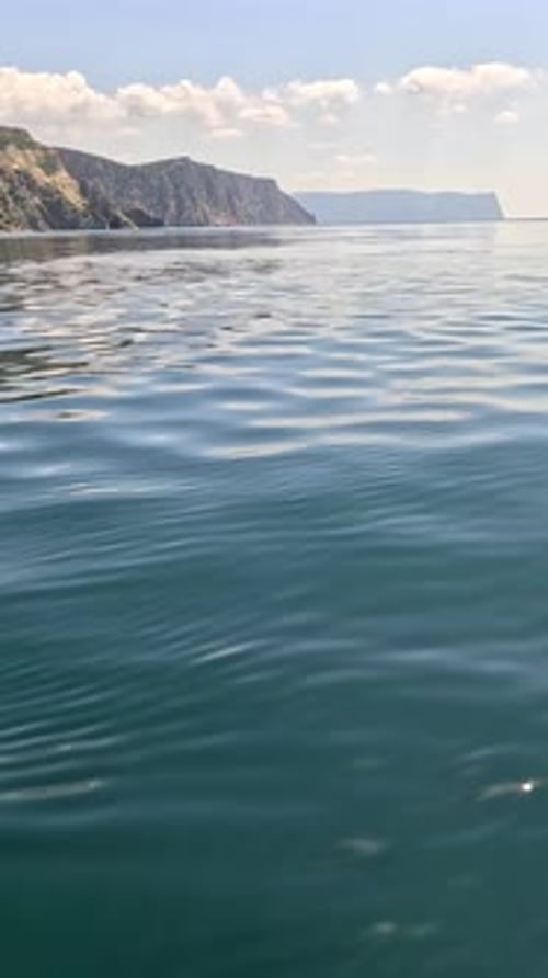 Blick aus dem Kajak auf die Meeresoberfläche aus einem niedrigen Winkel: Kamera fliegt über klares Meerwasser. Niemand macht Urlaub