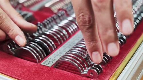 Etui mit Trial-Brillengläsern für Augenoptiker in rotem Samt-Finish. Definition von Kurzsichtigkeit,