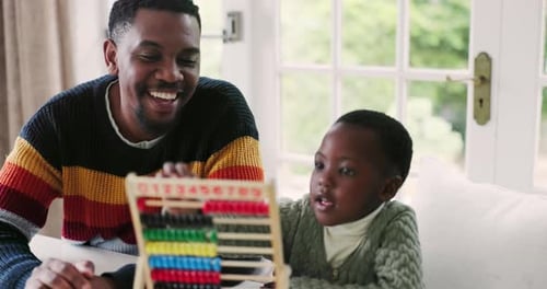 Familia negra, ábaco y padre con hijo para la educación, el aprendizaje y la clase de matemáticas en casa