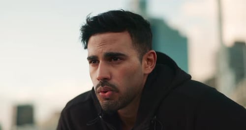 Sport, Atmung und müder Mann in der Stadt für Fitness, Laufen oder Marathon