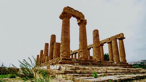 Templo de Juno (Tempio di Giunone) Dans la Vallée des Temples, Italie. Timelapse