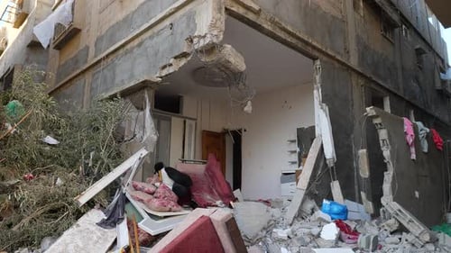 Bombardiiertes Wohnhaus mit einem Trümmerhaufen im Krieg zwischen Israel und der Hamas