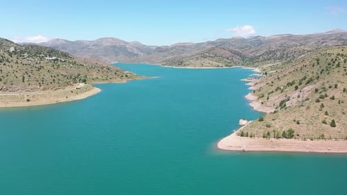 Vue aérienne du barrage et des montagnes 3