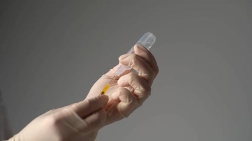 Nahaufnahme einer Spritze mit Nadelfüllung mit transparenter Flüssigkeit