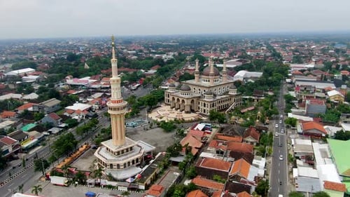 Al-Aqsa-Moschee in Klaten und umliegendes Stadtbild, Zentral-Java in Indonesien. Flugdrohne absteigend