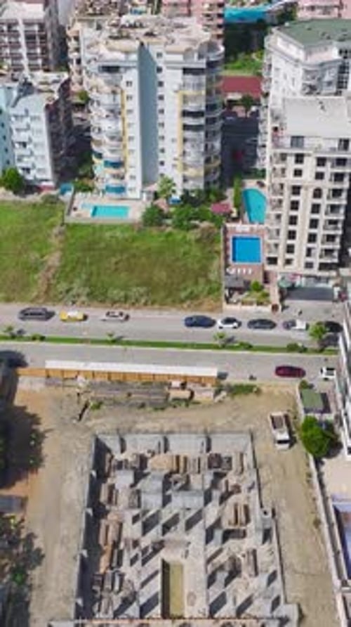 Los trabajadores e ingenieros de vídeo vertical construyen paredes para un nuevo piso en un proyecto de construcción ajetreado