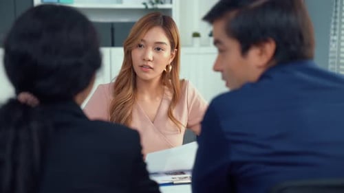 Une jeune candidate asiatique tente d'impressionner l'intervieweuse en étant compétente