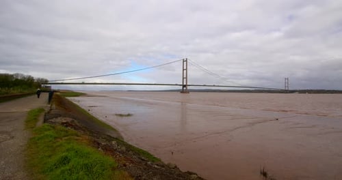 plan extra large du pont du Humber montrant des vasières exposées sur l'estuaire du Humber avec un sentier