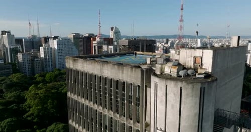Vista aérea da Avenida Paulista com arranha-céus e vegetação, Brasil.