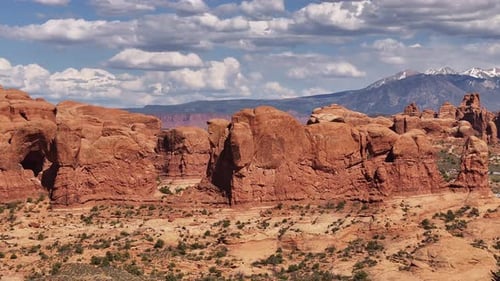 Belle vue panoramique sur le parc national des Arches avec le mont enneigé J'étais en arrière-plan. En Utah, États-Unis