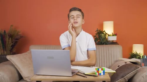 Junge mit Karriereträumen ist nachdenklich.