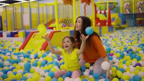 Une mère et sa fille passent un week-end amusant au centre de divertissement familial