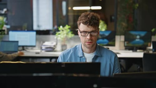 Fokussierter Mann schaut Desktop bei der Arbeit im Freien Closeup Smiling Freelancer