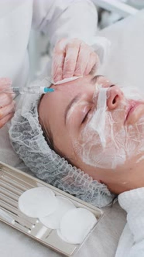 Kosmetikerin Making Woman Beauty Anti-Aging-Injektionen Biorevitalisierung Mesotherapie für Gesicht, Stirn, Mesotherapie