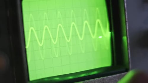 Oscilloscope affichant des formes d'onde changeantes