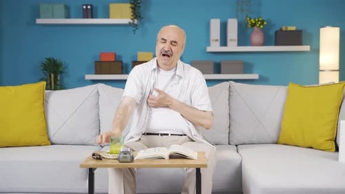 Vieil homme malade qui a mal aux os quand il éternue.