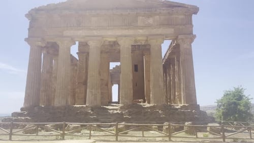 Panorámica del sitio arqueológico del Valle dei Templi en Agrigento, Italia: patrimonio
