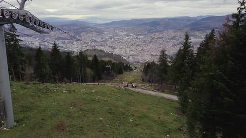 Imágenes aéreas del teleférico que conecta la ciudad de Sarajevo con la montaña Trebevic