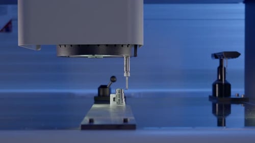 Inspection optique de précision d'un composant métallique CNC à l'aide d'un système de mesure SmartScope