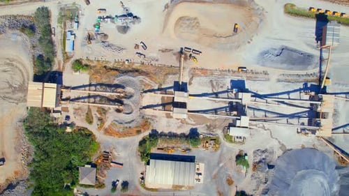 Drohnen fliegen über Steinbrechanlage