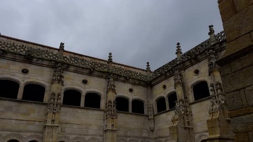 Innenhof des Klosters Santo Estevo an einem Regentag, Galicien, Spanien