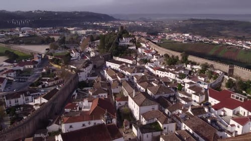 Vue aérienne d'une ville traditionnelle avec château et maisons, Portugal.