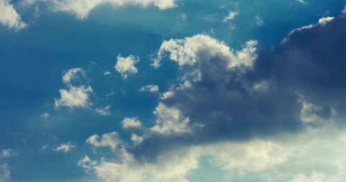 Nubes blancas rodando rápidamente sobre el cielo azul en un lapso de tiempo soleado de verano