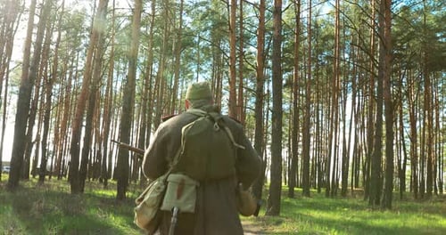 Rotation der Kamera fotografiert Mann verkleidet als russischer sowjetischer Infanterie-Soldat der Roten Armee des Zweiten Weltkriegs beim Laufen