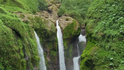 Experience the Breathtaking Majestic Waterfall in Costa Rica A Stunning Nature Experience