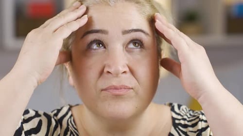 Mujer confusa y estancada.