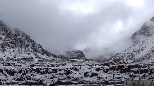 montagnes enneigées du Haut Atlas au Maroc