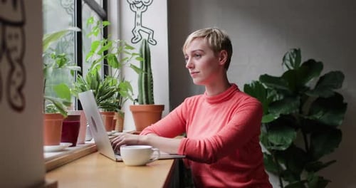 Portrait d'une femme d'affaires indépendante travaillant dans un café
