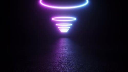 Des anneaux de néon au-dessus de l'asphalte. Portails dimensionnels ou invasion extraterrestre. Cercles réfléchis sur une rue sombre