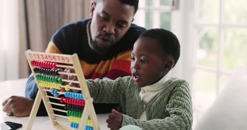Familia negra, ábaco y padre con hijo para la educación, el aprendizaje y la clase de matemáticas en casa