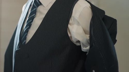 Selbstbewusster Unternehmensleiter Professionelle Person, die Autorität und Stil demonstriert, ausgeglichene Führungskraft
