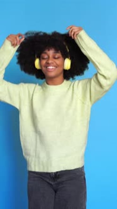 Fröhliche schwarze Frau, die Musik hört