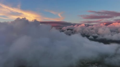 Voler dans des nuages lumineux au coucher du soleil