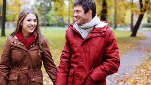 Konzept für Liebe, Beziehungen, Jahreszeit und Menschen - Glückliches junges Paar, das hereinkommt