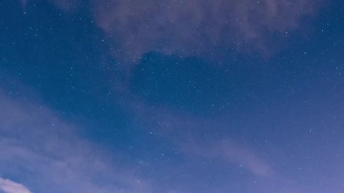 Sternenhimmel mit herannahenden Wolken