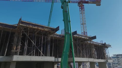 Luftvideo: Baustelle eines Hochhauses mit laufenden Beton- und Metallarbeiten