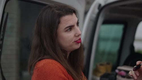 Dois amigos com muita cumplicidade falando sobre um batom