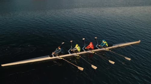 Filmmusik Drohnenaufnahme eines Sportruderboots mit einer Crew junger Sportler