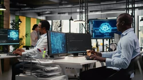 Desenvolvedores de software no Startup Office trabalham com inteligência artificial