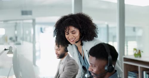 Ordinateur de centre d'appels, responsable ou équipe heureuse pour les ventes par télémarketing, l'externalisation